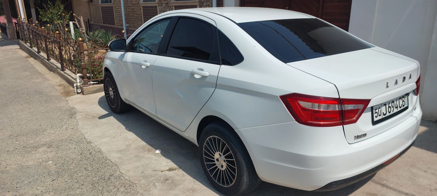 Lada vesta седан  1.8 робот