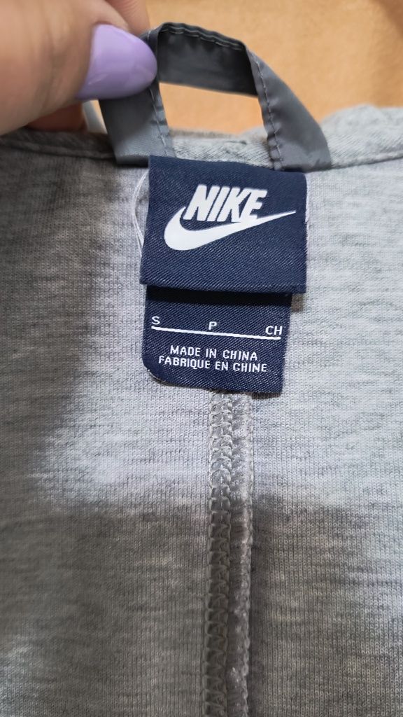 Vând Hanorac Nike