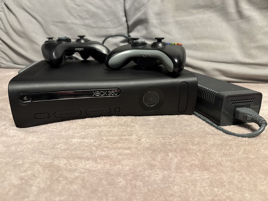 Vand Xbox 360 + 2 joystick + 2 jocuri