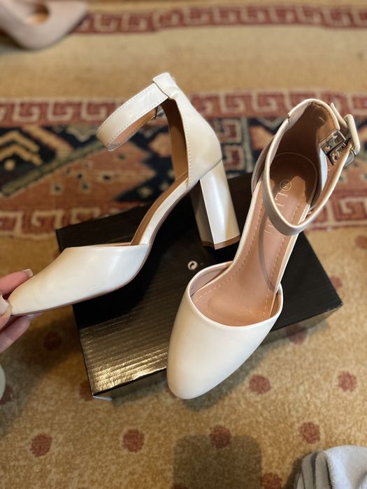 Vand pantofi marimea 37,38 ca noi