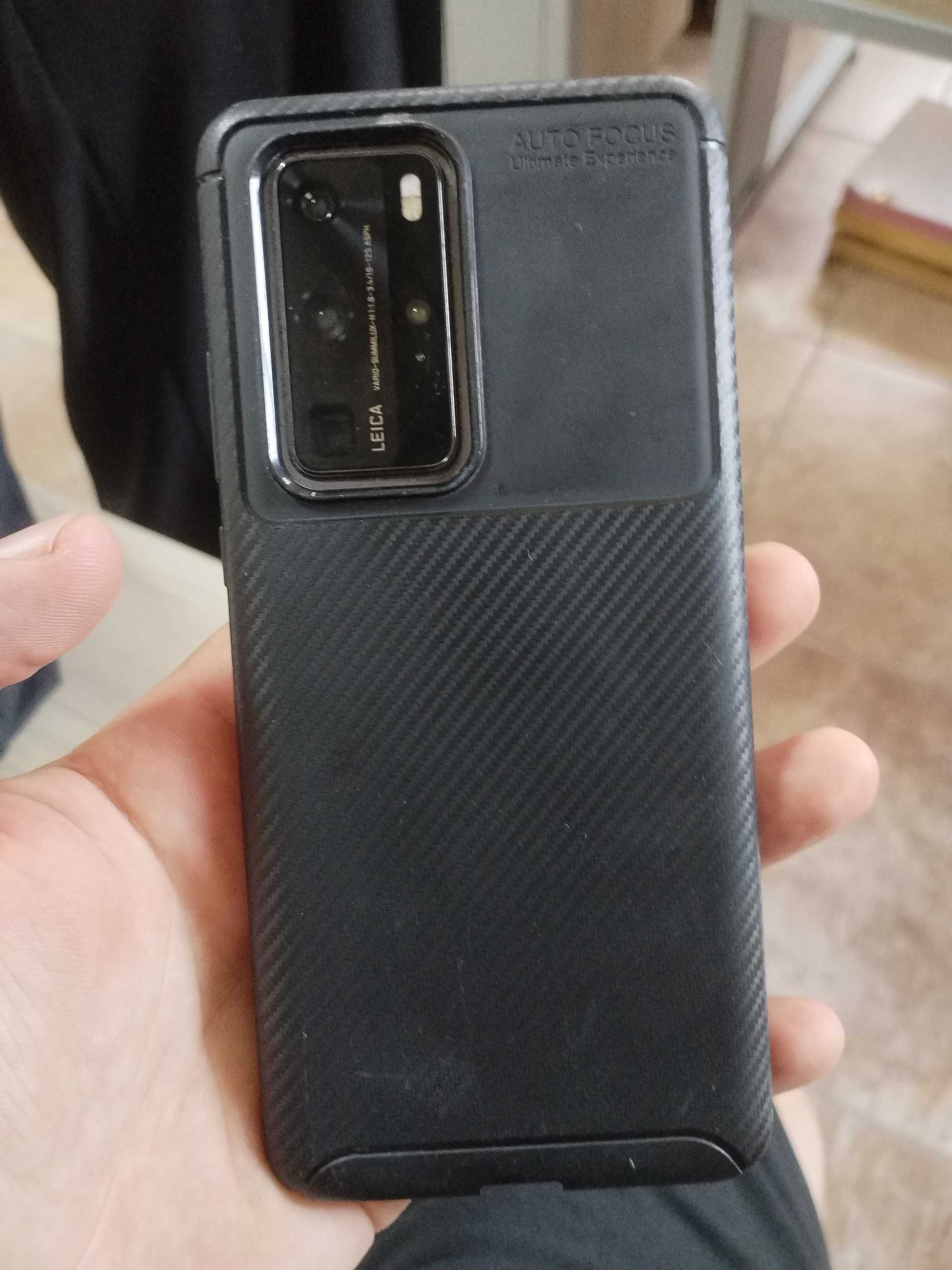 Хуавей P 40 Pro със спукан дисплей