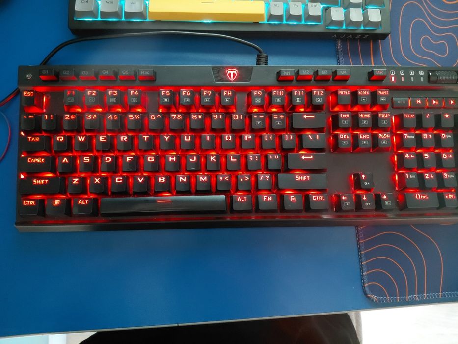игровая клавиатура, синий свечи