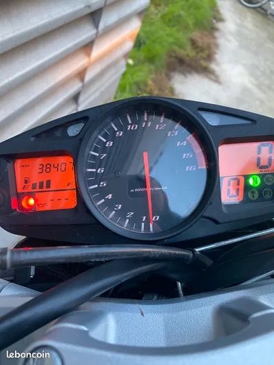 Suzuki GSR 600.         .