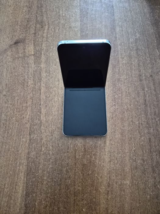 Vând Samsung Galaxy Z Flip 5