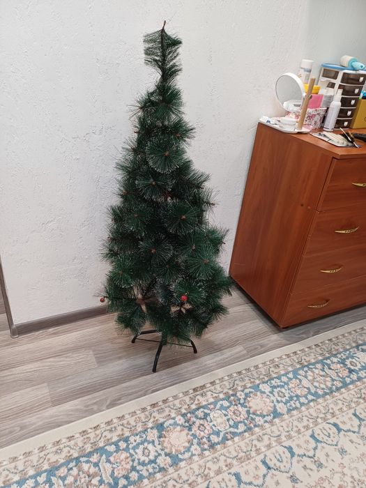 Продам ёлку состояние высота  метр 30