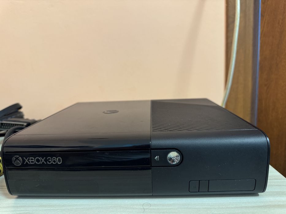 XBOX 360 500GB с две игри