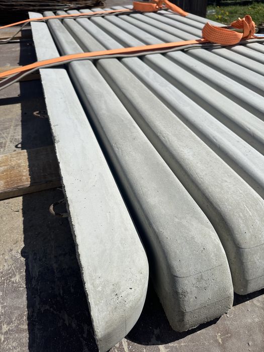 Stâlpi beton , gard