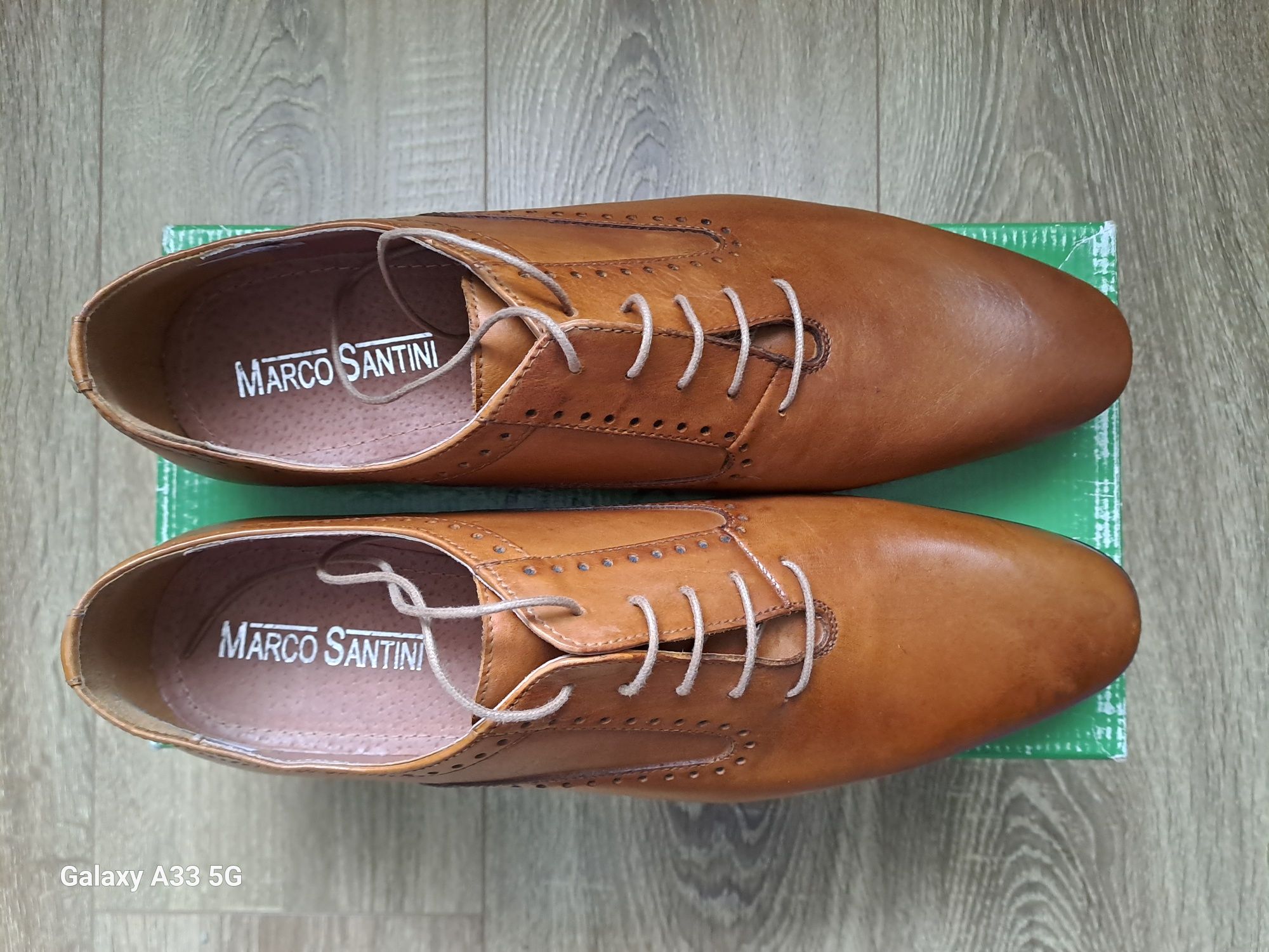 Vand pantofi noi din piele pentru bărbați brand Marco Santini.
