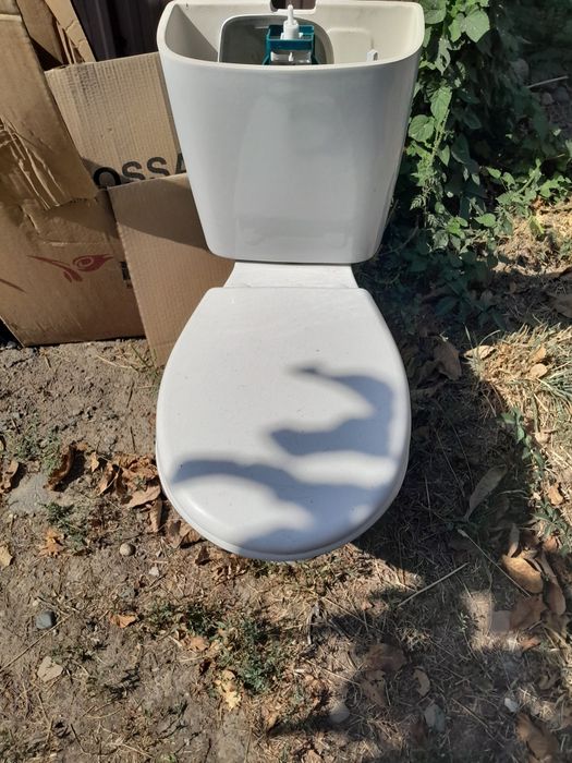 Продам недорого унитаз с бочком