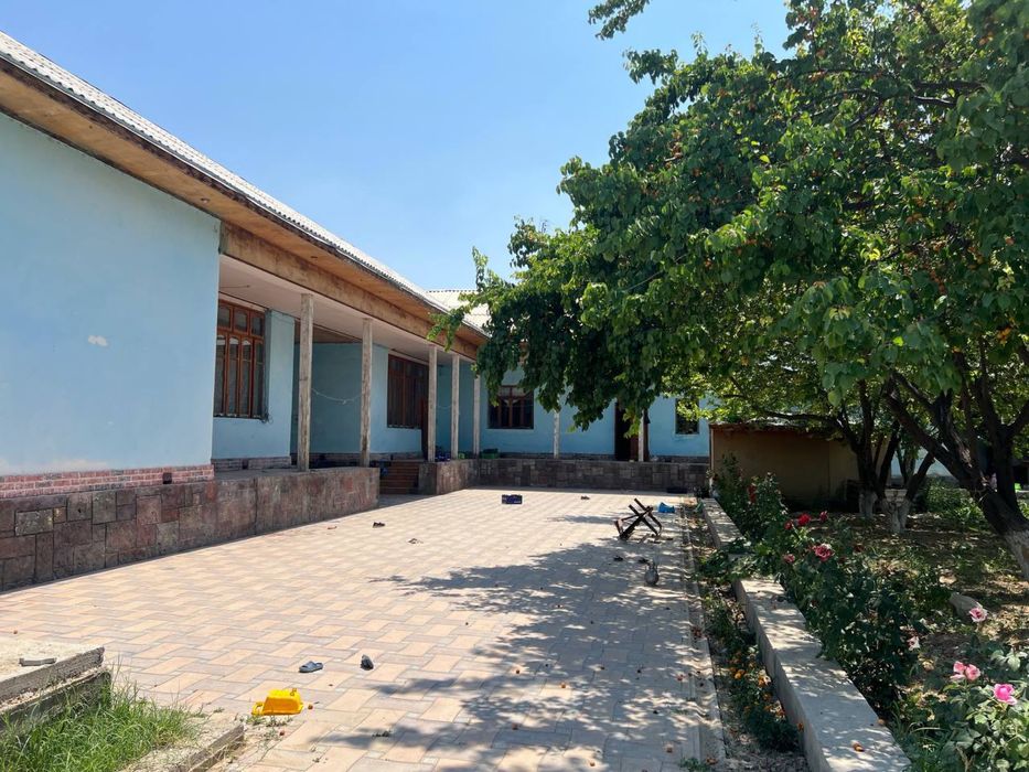 Uy sotiladi 15 sotix hujjatlari joyda gaz svet suv bor narx arzon lekn