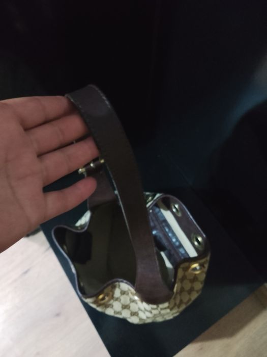 Geanta Gucci cu curea de piele