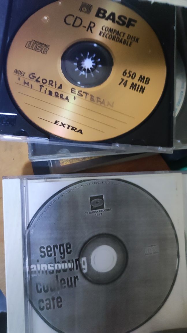 Продавам стари дискове и видимо касети