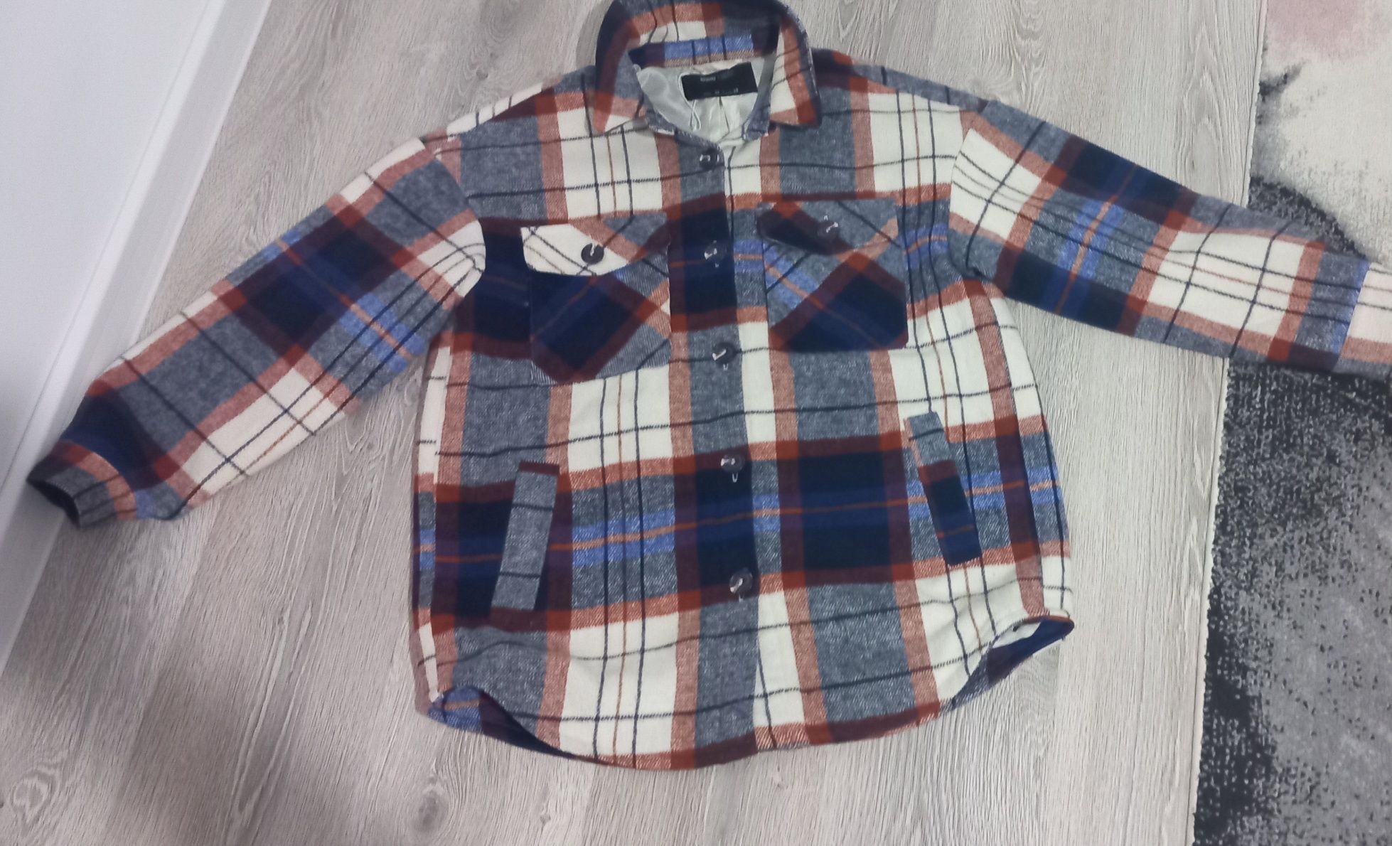 Vând jacket în carouri