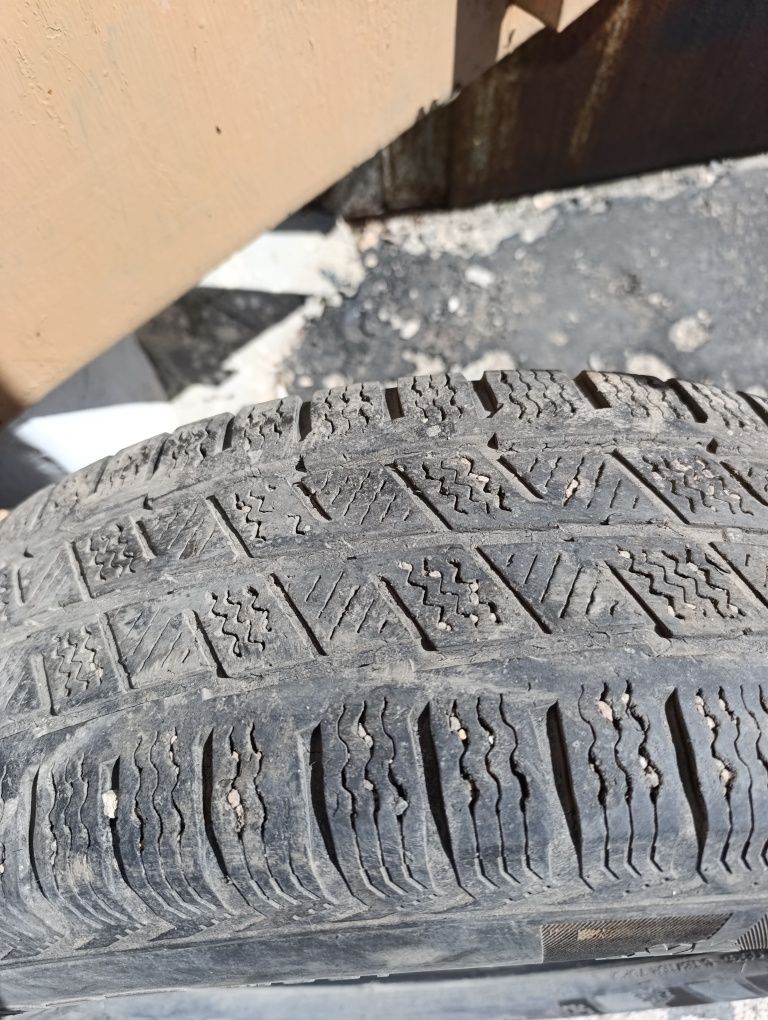 Продаю зимние шины roadx 225/75/R16C
