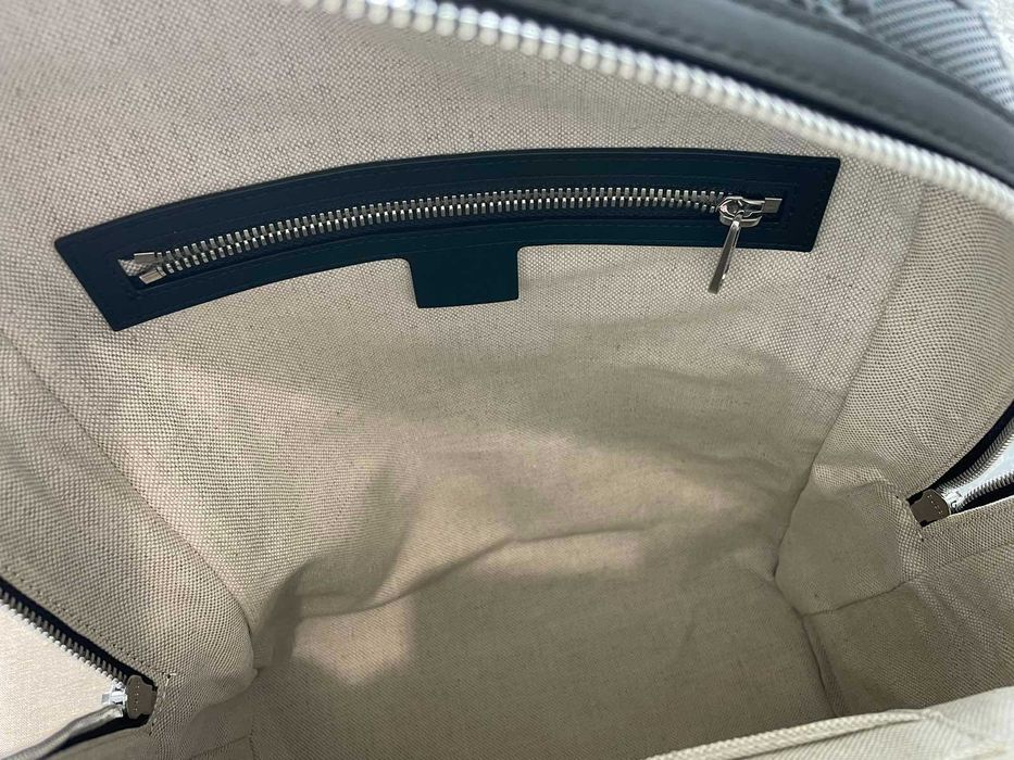 Rucsac negru Embossed Gucci din piele naturală perforată Authentic