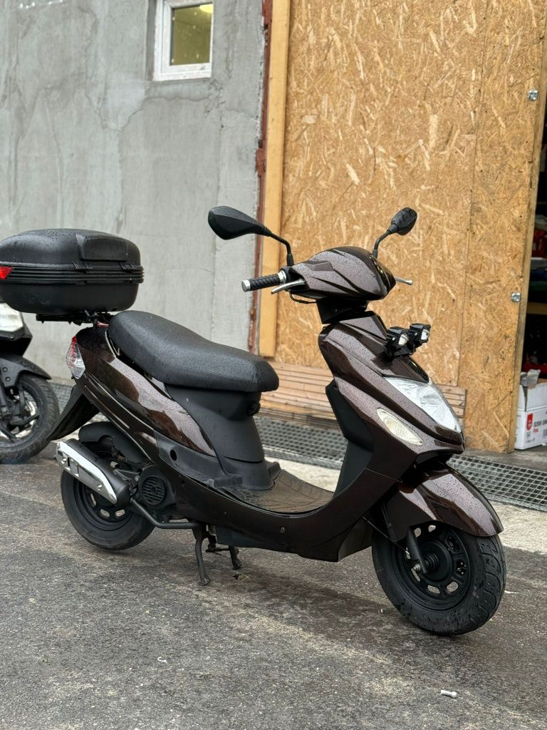 Vând scuter fara permis.