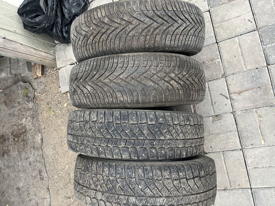 Зимние шипованные шины 185/65 R15 в хорошем состоянии