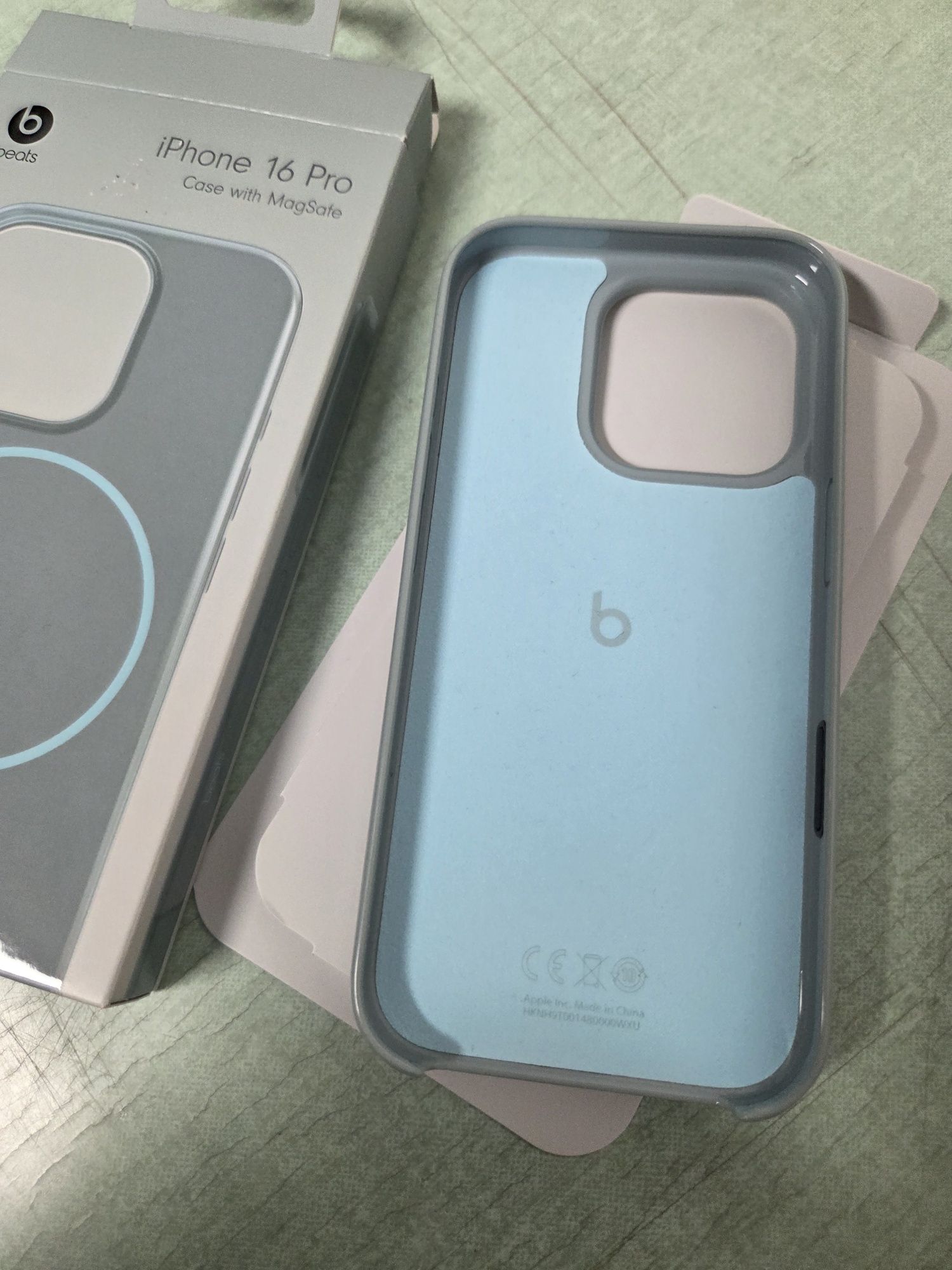 Кейс iPhone 16 Pro