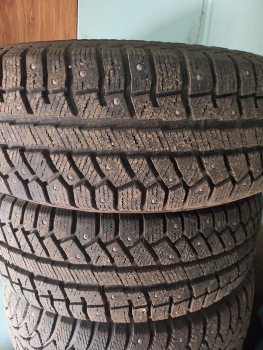 Продам зимнюю шипованную резину