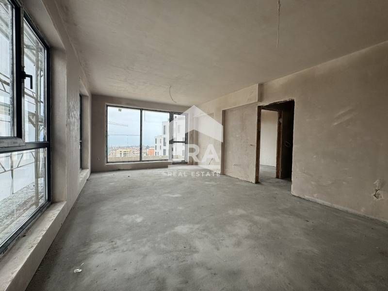 Тристаен, ексклузивен, източен апартамент за продажба, с голяма дневна