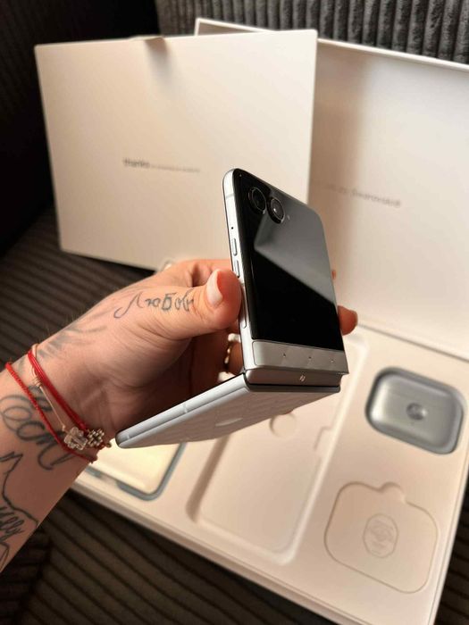 Motorola RAZR 60 Swarovski crystals collaboration