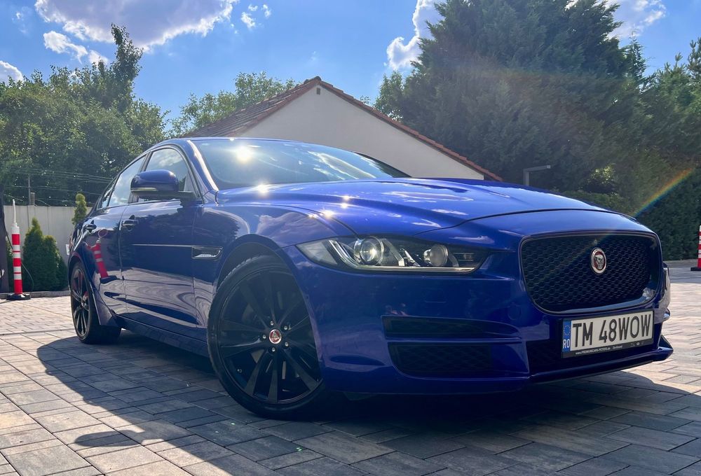 Jaguar Mașină aflată într-o stare excelentă, întreținută cu atenție. Interior