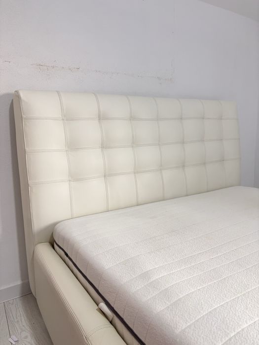 Pat tapițat cu saltea