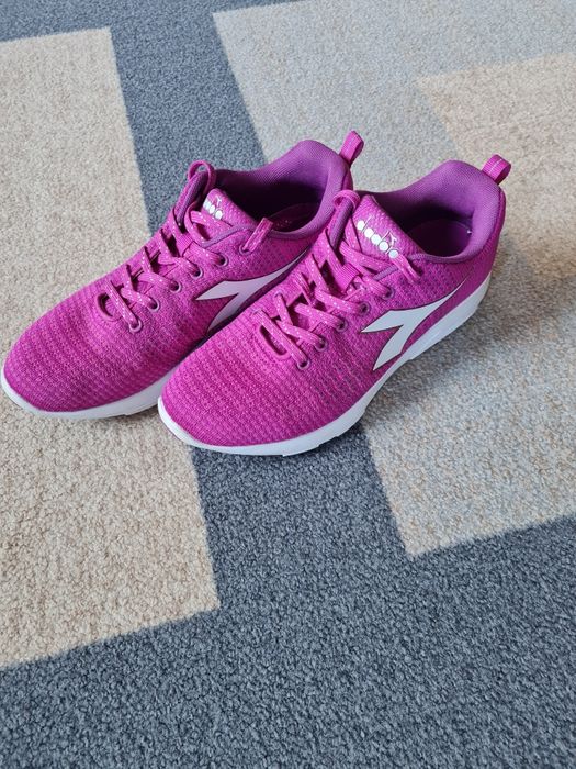 Дамски маратонки- цвят циклама