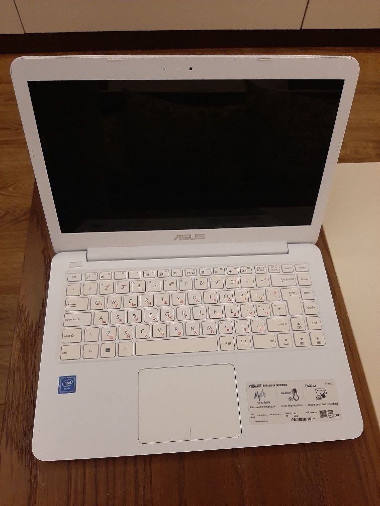 Лаптоп Asus E402M