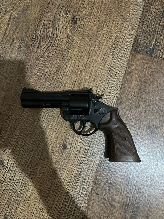 Продам игрушечный пистолет револьер стреляет помпами