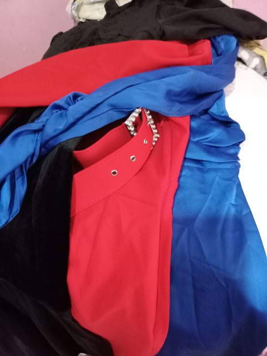 Көйлектер бар  бір рет қана киілген тойға