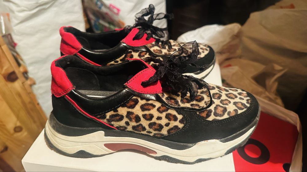 Дамски сникърси с животински принт.