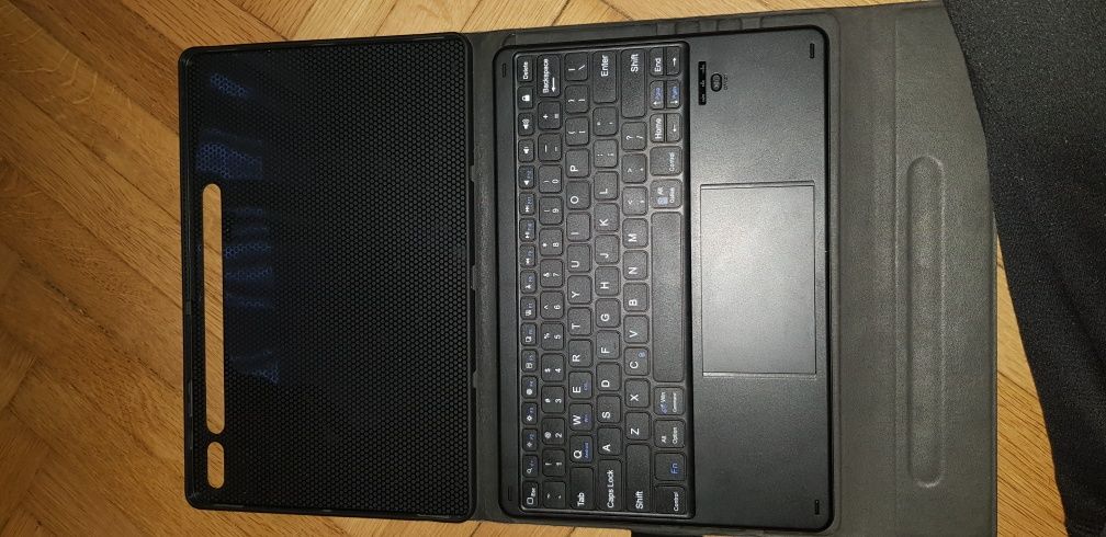 Accesorii Galaxy Tab incarcator cablu husa tastatura