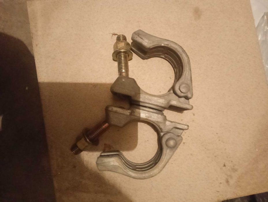 Фиксирани и лагерни (въртящи) скоби