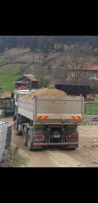 Продавам скална маса, чернозем и доставям други инертни материали.