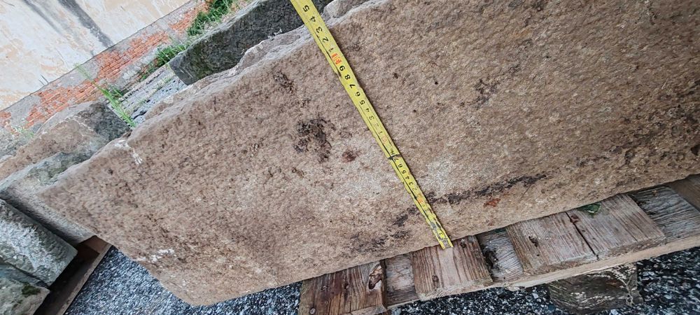 Стъпала от ръчно издялан камък