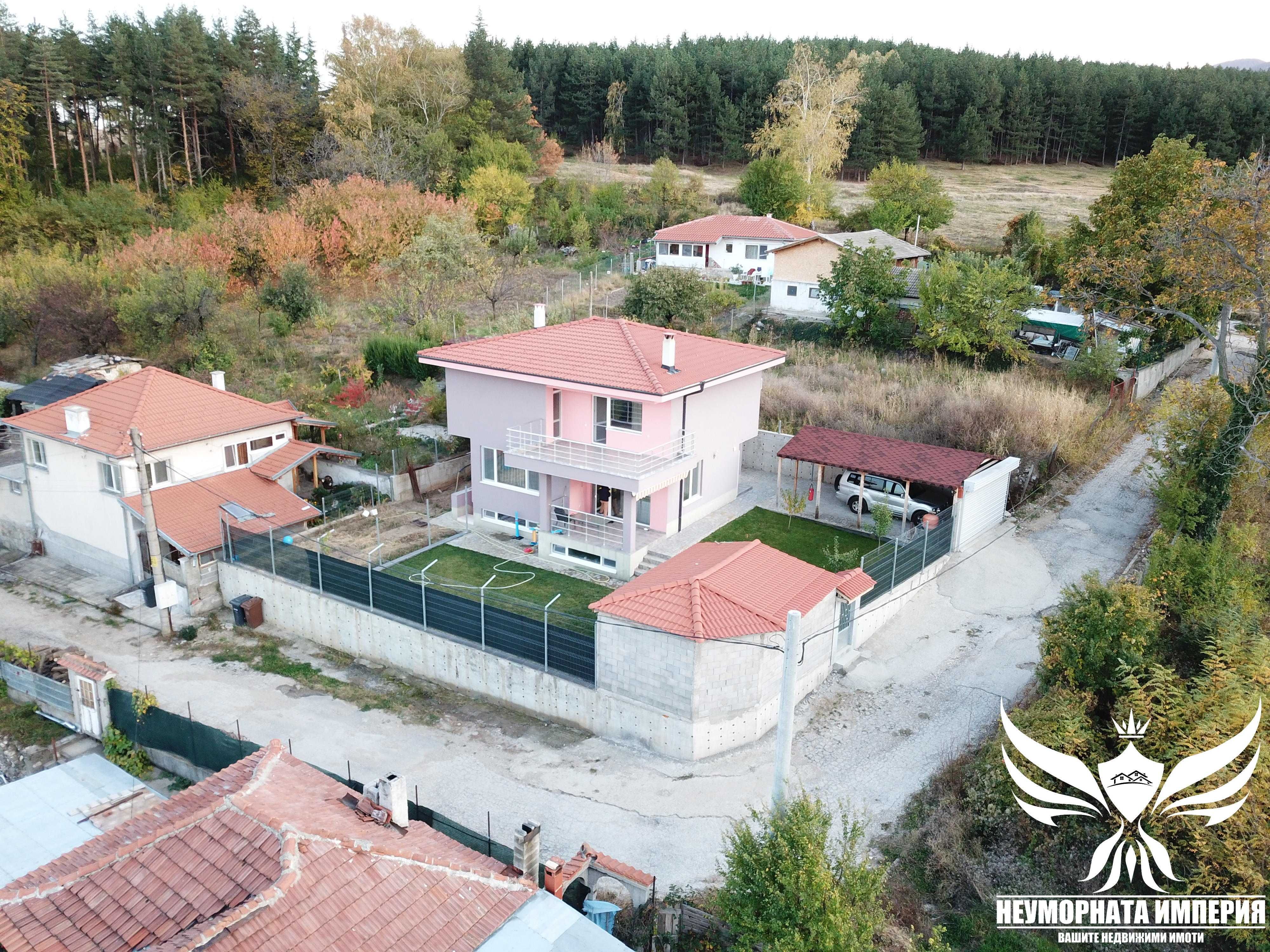 Продавам двуетажна къща 252РЗП в 460кв двор,село Долнослав,обл.Пловдив
