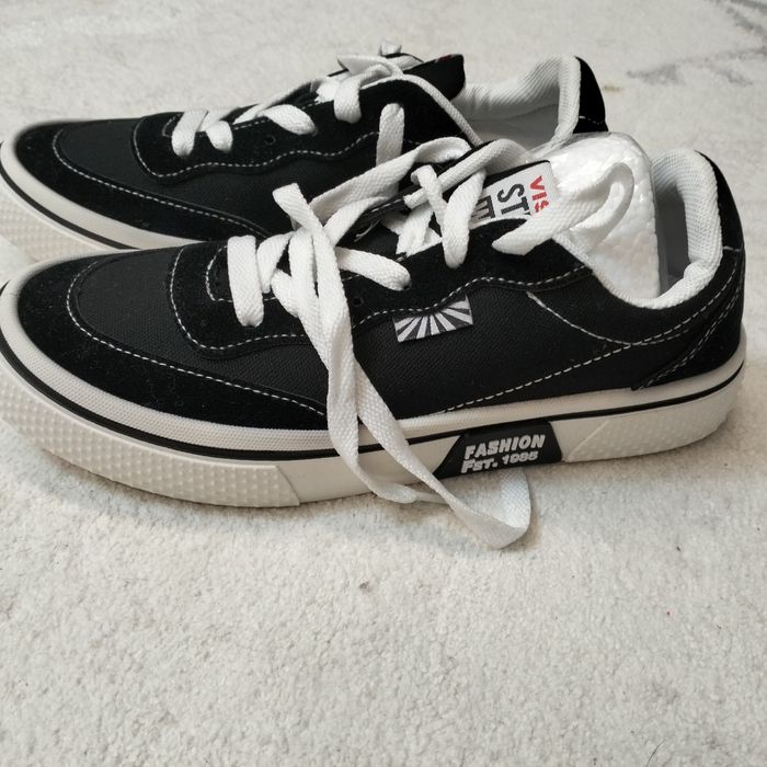 Продам новый кеды с белыми падошвами 37размер.