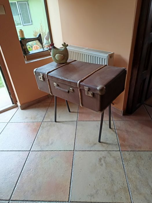 Valiza veche cu picioare metalice