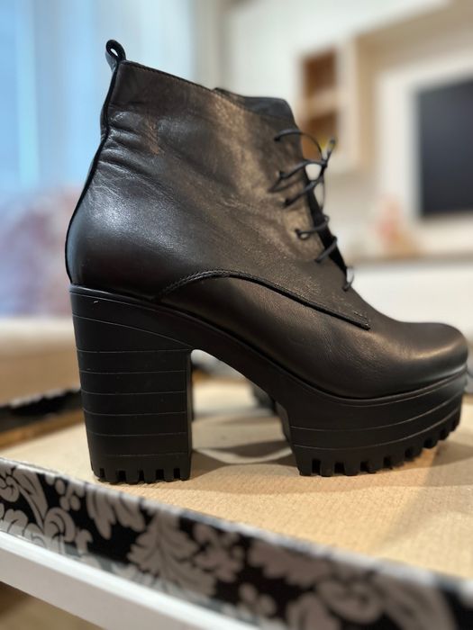 Черни дамски кожени боти