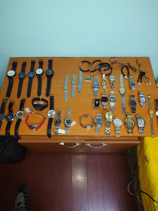 Mai multe ceasuri  si bratari ,cititi anuntul