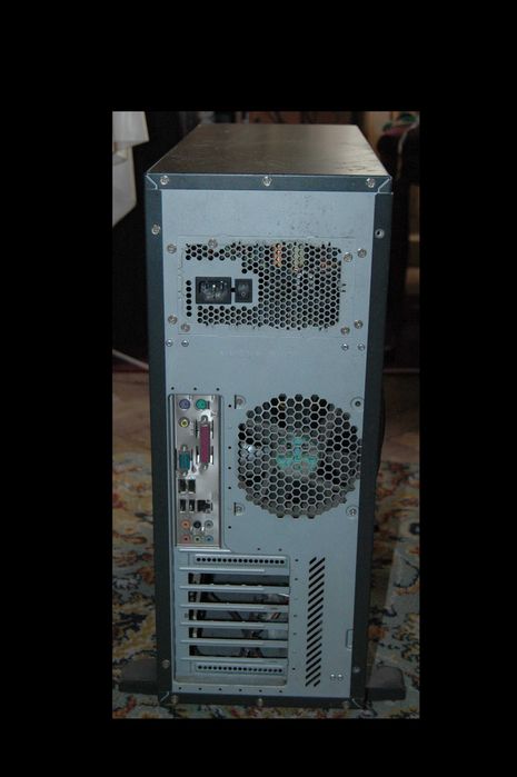 redus: Carcasa tower gigant pt. servere