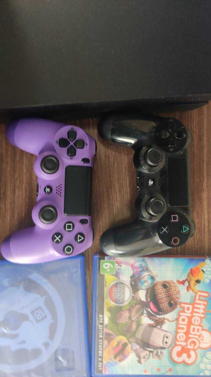 Playstation 4 с двумя геймпадами и играми