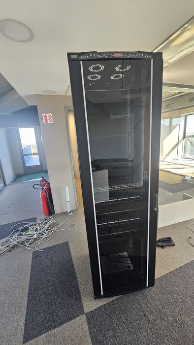 Продавам мрежов шкаф LANDE 42U с оборудване – patch панели, switch, ве