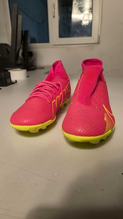 Детски футболни обувки на марката Nike