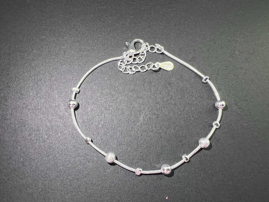 Brățară fină din argint, cu biluțe delicate și detalii elegante
