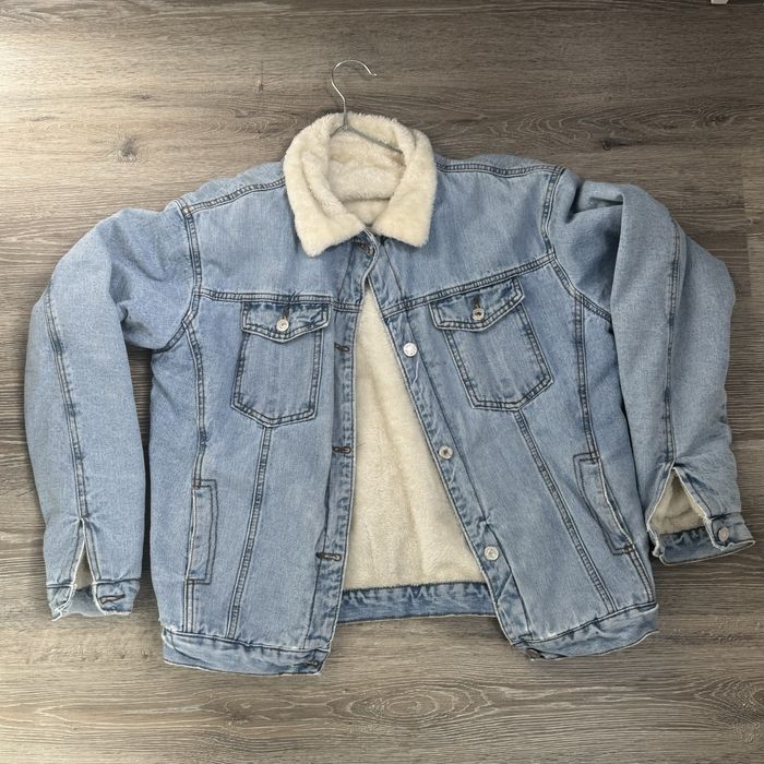 Продам джинсовую куртку с мехом