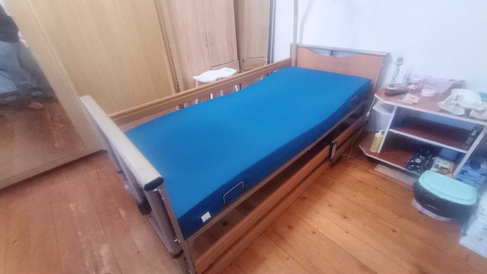 Vând pat spital 4 poziții,electric, telecomanda +saltea