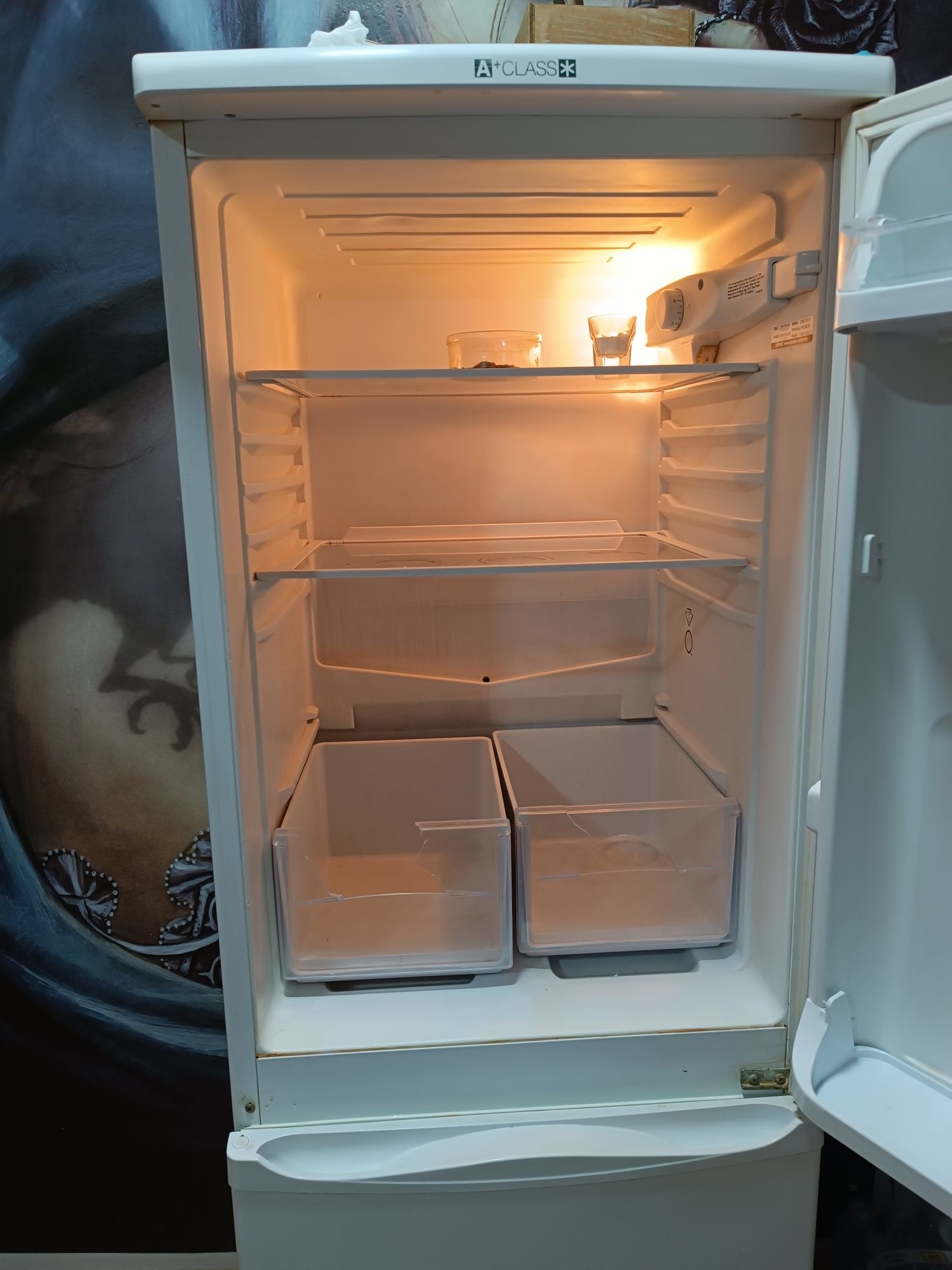 Продавам хладилник с фризер