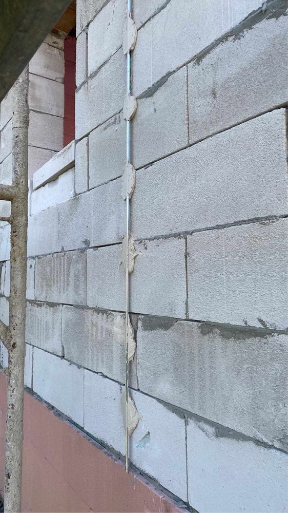 Execut tencuială mecanizată pe bază de ciment, var și nisip